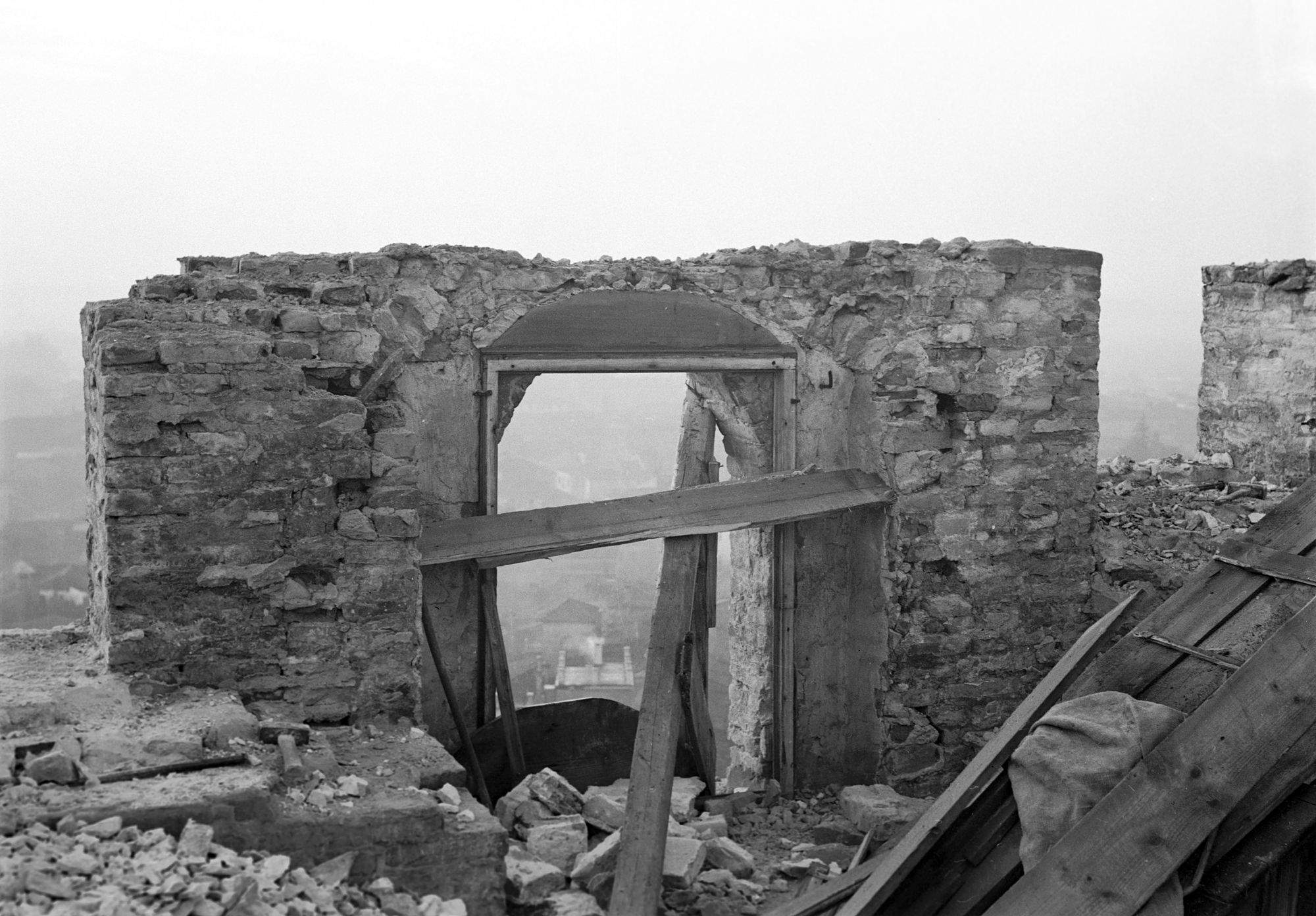 Torre degli anziani. Aspetti esterni e delle muraglie (negativo) di Gabinetto fotografico (XX)