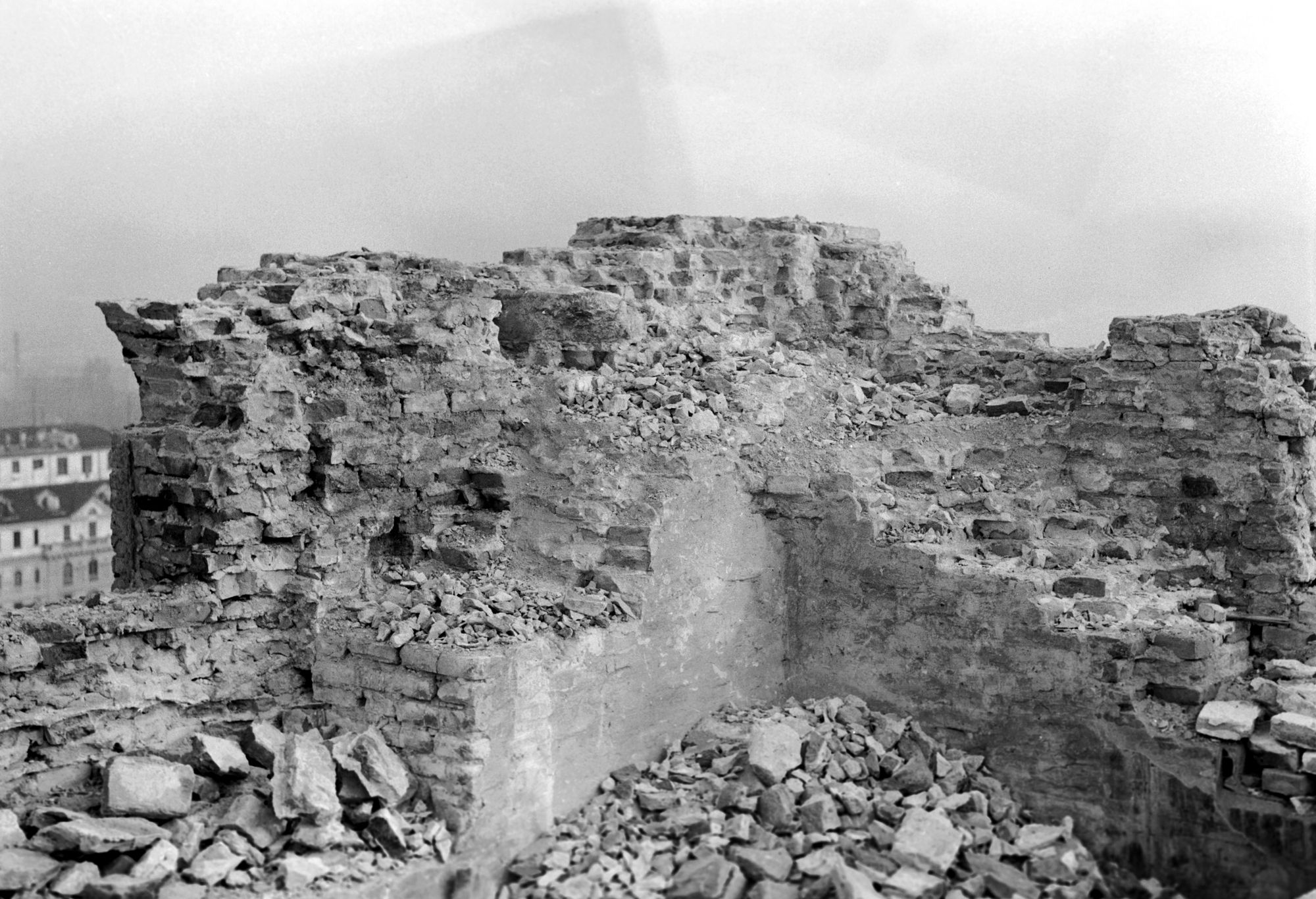 Torre degli anziani. Aspetti esterni e delle muraglie (negativo) di Gabinetto fotografico (XX)