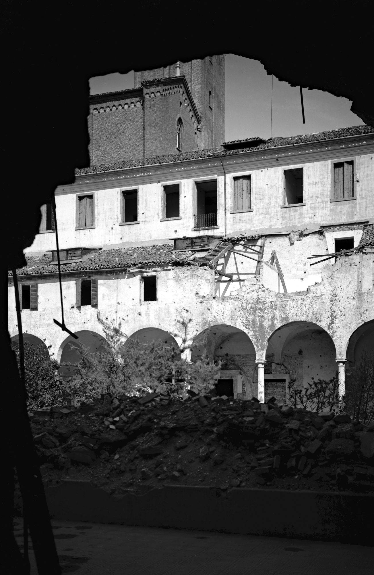 Convento dei Predicantini di San Nicolò. Il chiostro sopra la sala del capitolo dopo il bombardamento (negativo) di Gabinetto fotografico (XX)