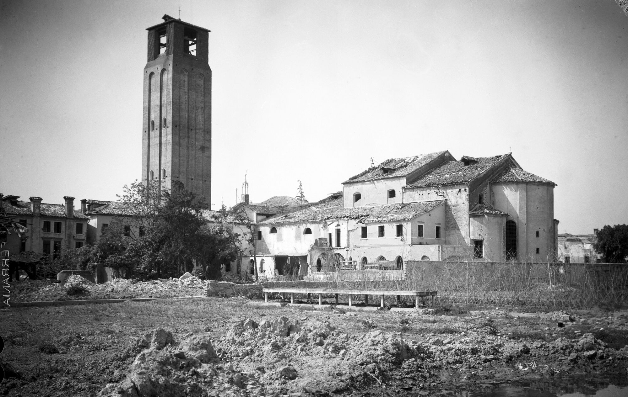 Chiesa di Santa Maria Maggiore. La chiesa e il convento dopo il bombardamento (negativo) di Gabinetto fotografico (XX)