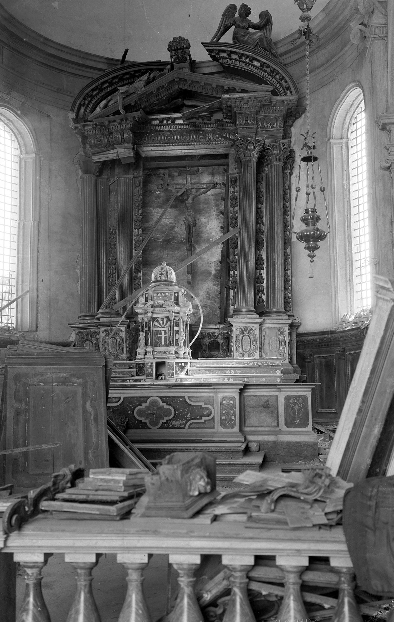 Chiesa di Santa Maria Maggiore. Il presbiterio dopo il bombardamento (negativo) di Gabinetto fotografico (XX)