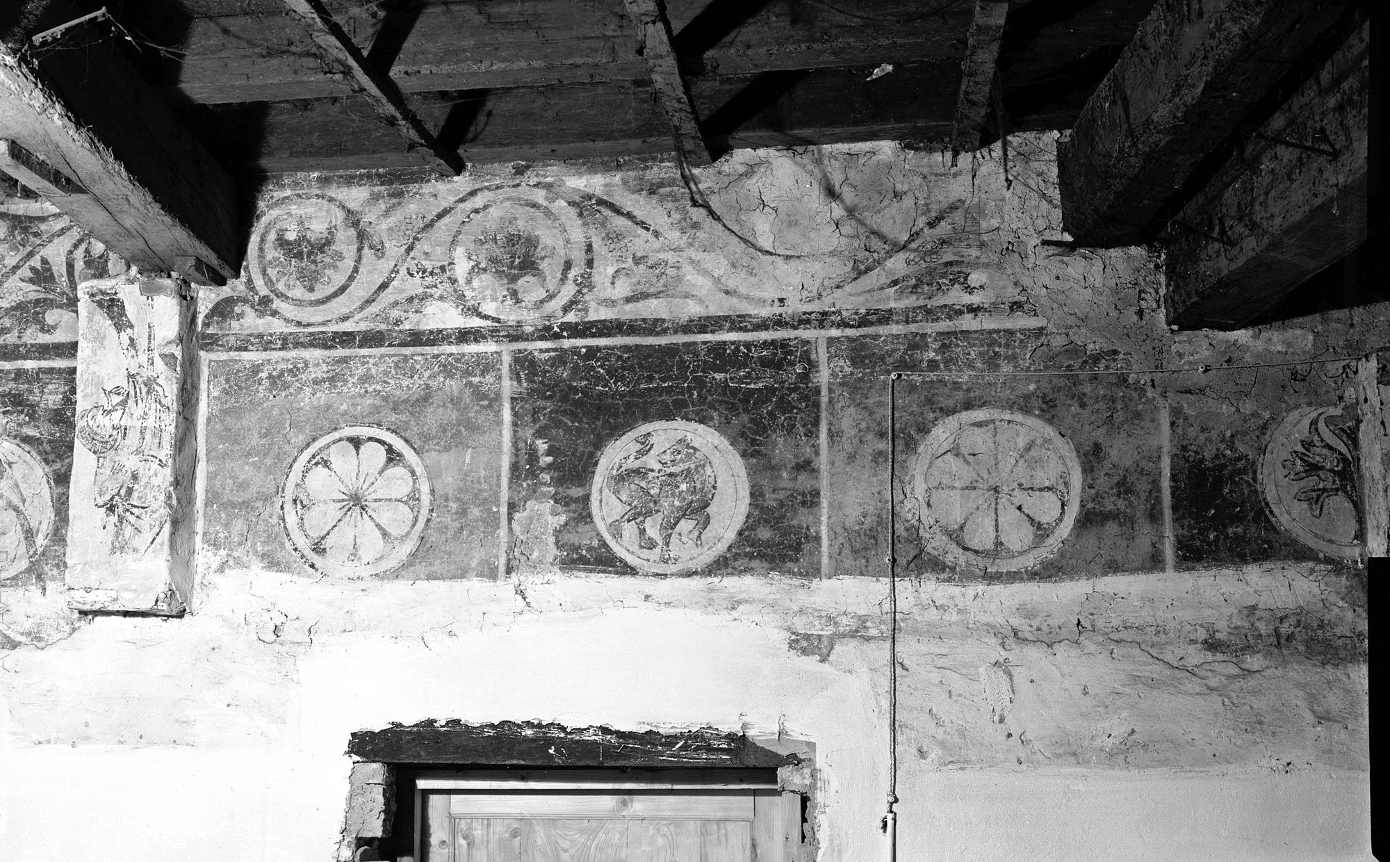 Via Tolpada. Particolare della decorazione della sala della casa al n. 18 (negativo) di Gabinetto fotografico (XX)