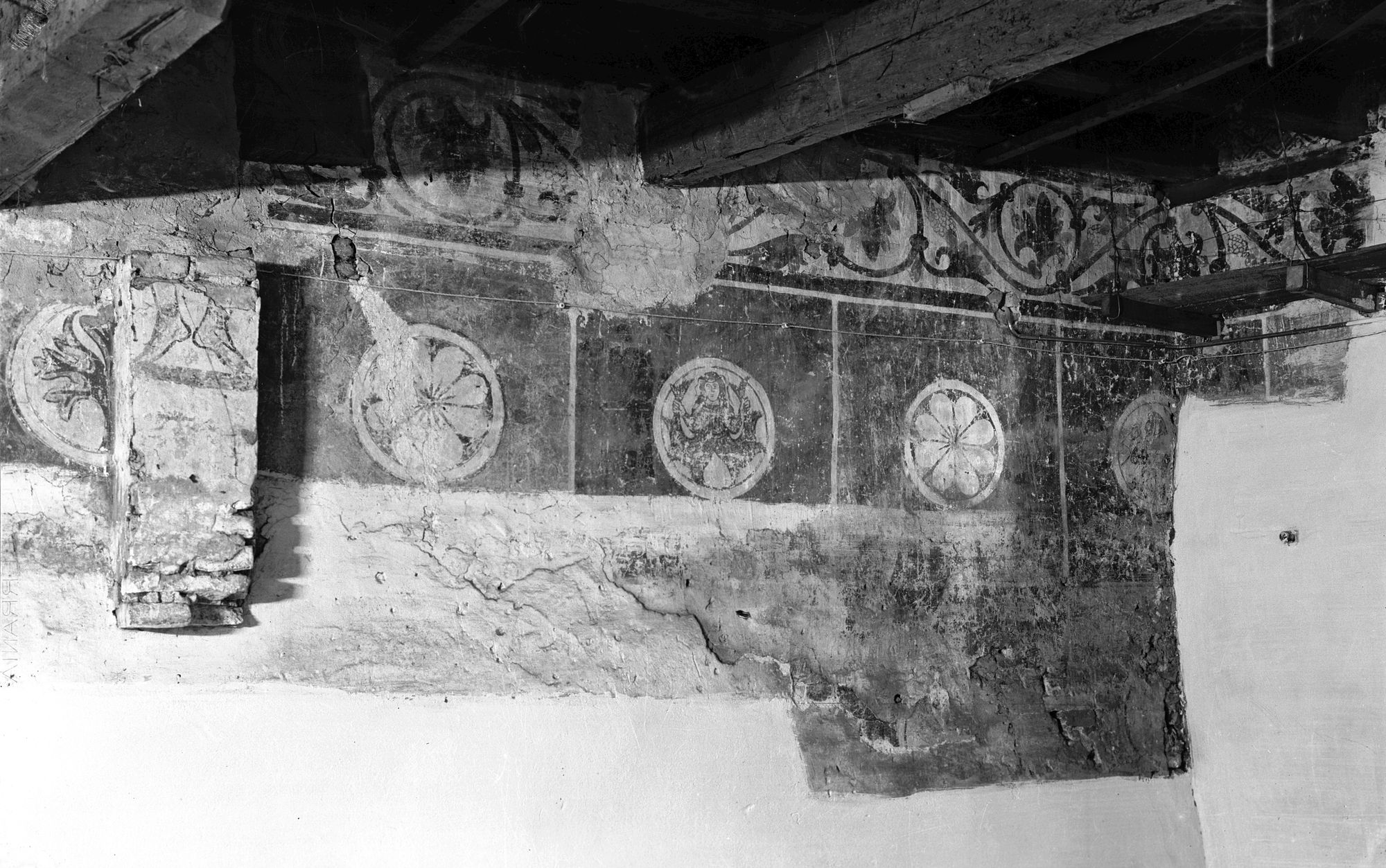 Via Tolpada. Particolare della decorazione della sala della casa al n. 18 (negativo) di Gabinetto fotografico (XX)