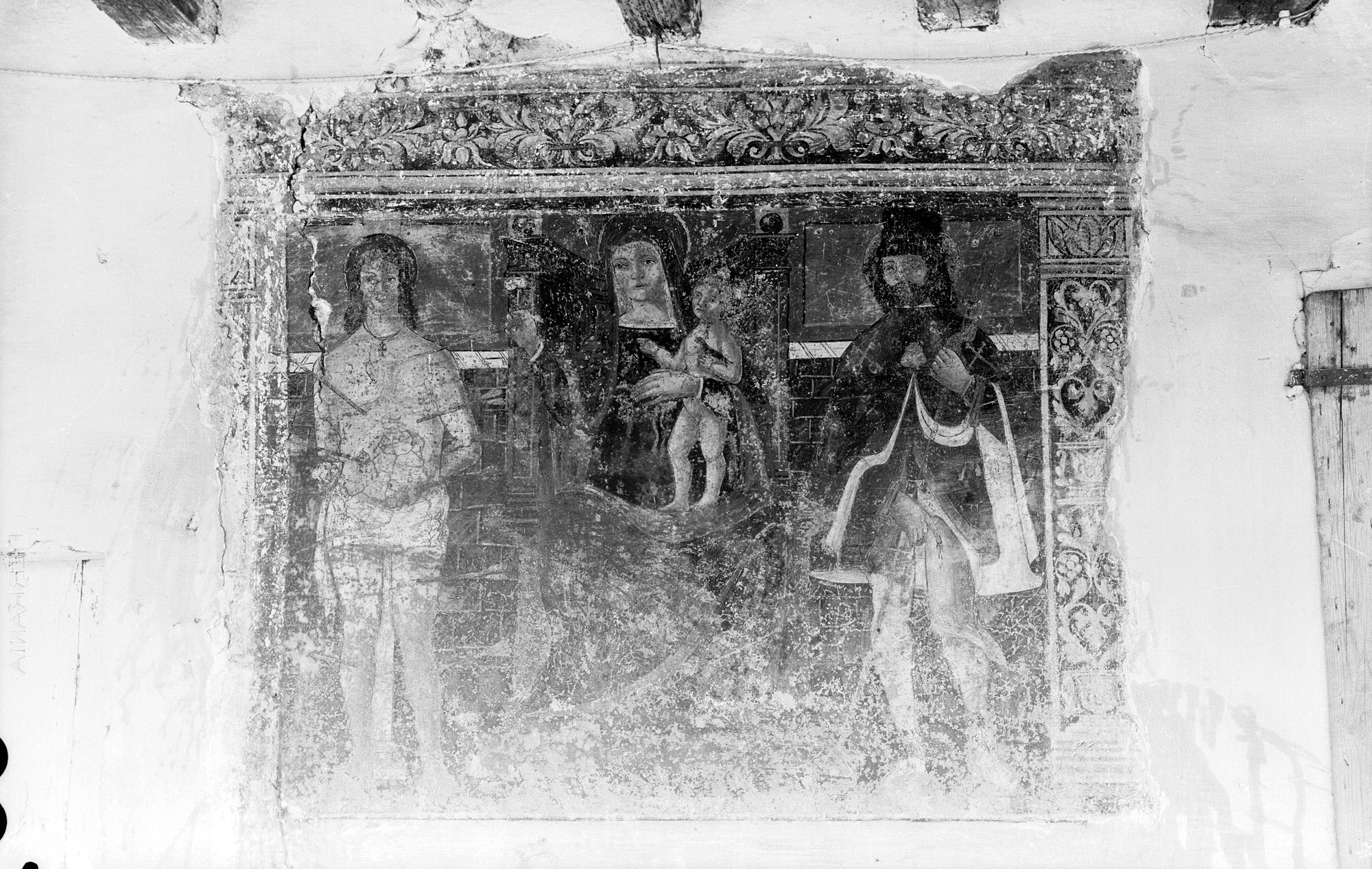 Casa colonica in via carie n. 15. Madonna e Santi. Affresco sec. XVI (negativo) di Gabinetto fotografico (XX)