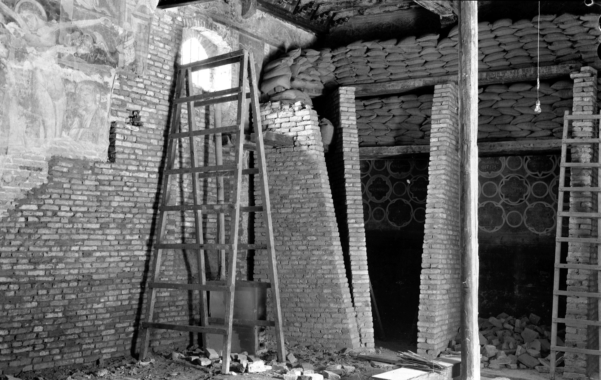 Convento dei predicatori di San Nicolò: Sala del Capitolo. Il muro demolito dal bombardamento del 24 dicembre 1944 rifatto (negativo) di Gabinetto fotografico (XX)