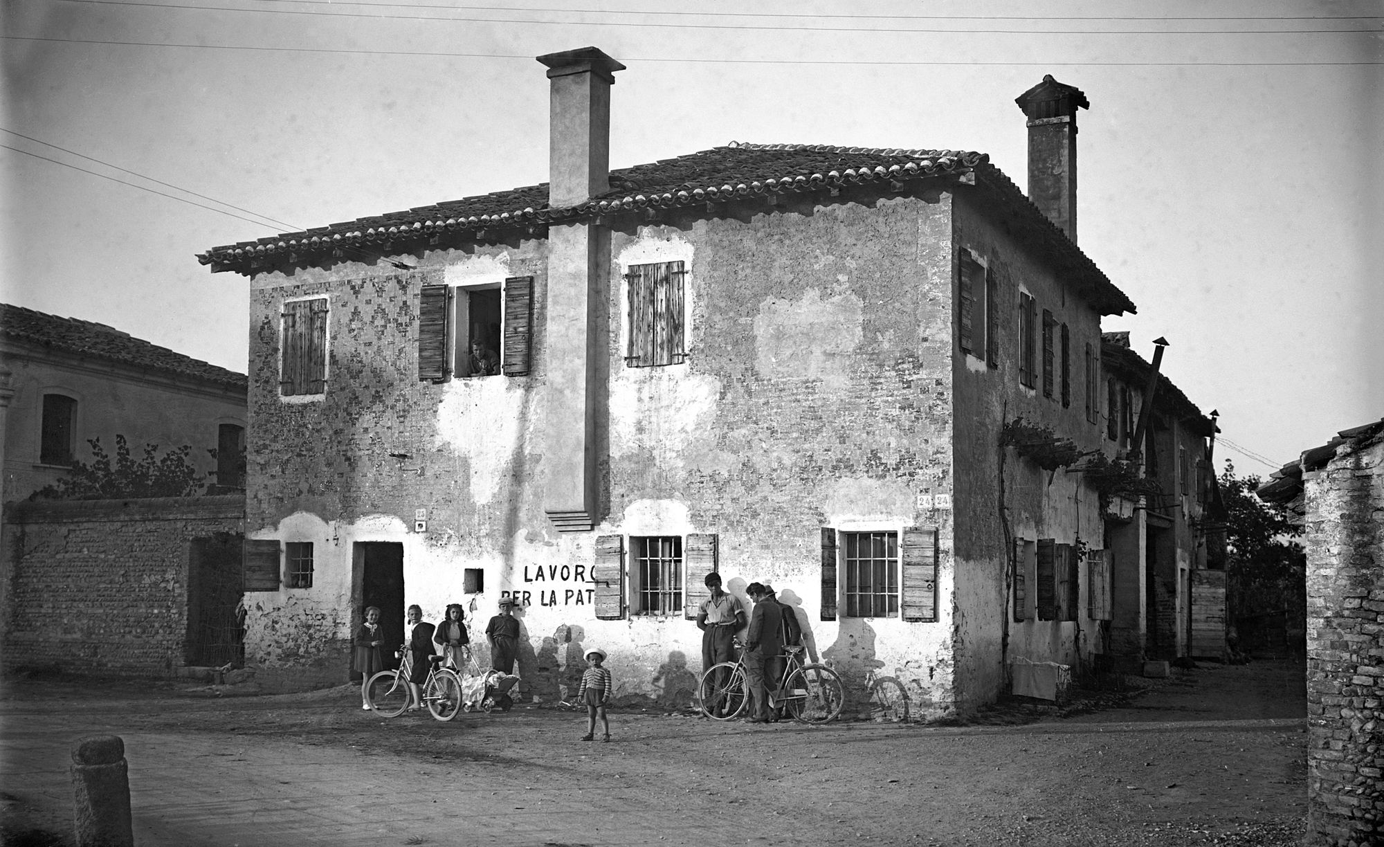 Ponzano. Casa del sec. XV sulla piazza al n. 25 (negativo) di Gabinetto fotografico (XX)