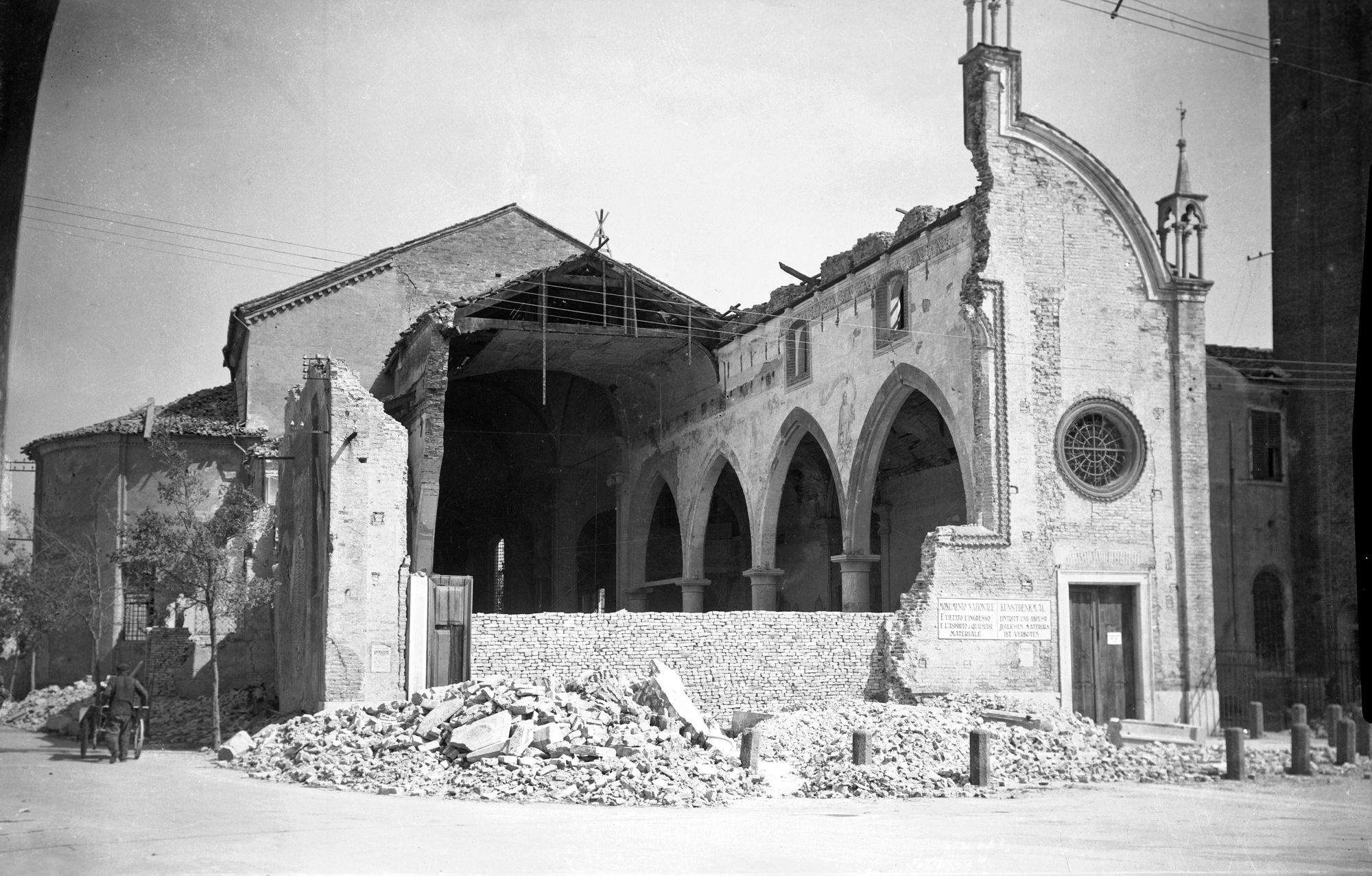 Chiesa Santa Maria Maggiore. Aspetti dopo il bombardamento. 13/3/1945 (negativo) di Gabinetto fotografico (XX)