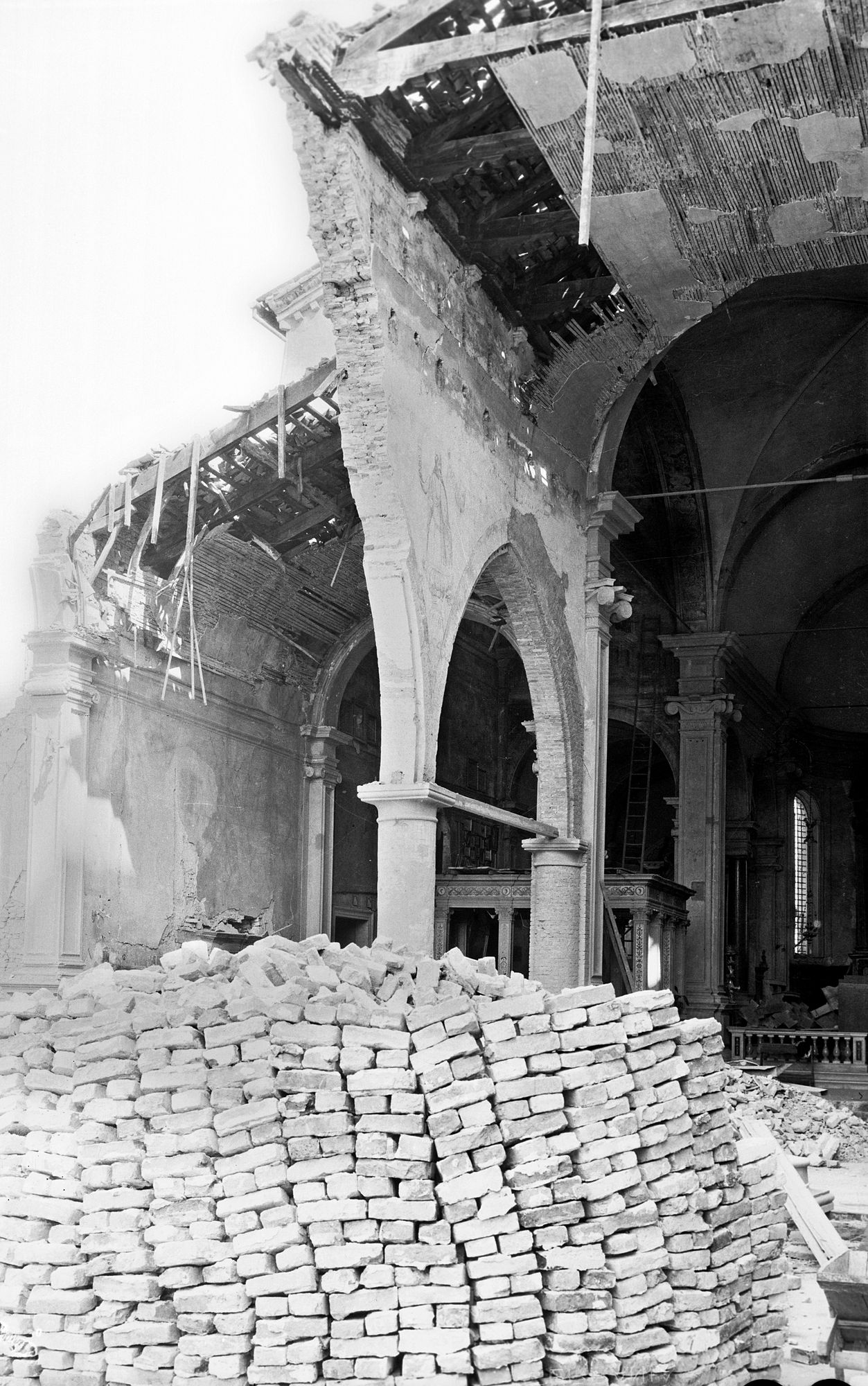 Chiesa Santa Maria Maggiore. Le navate centrale e sinistra dopo il bombardamento (negativo) di Gabinetto fotografico (XX)