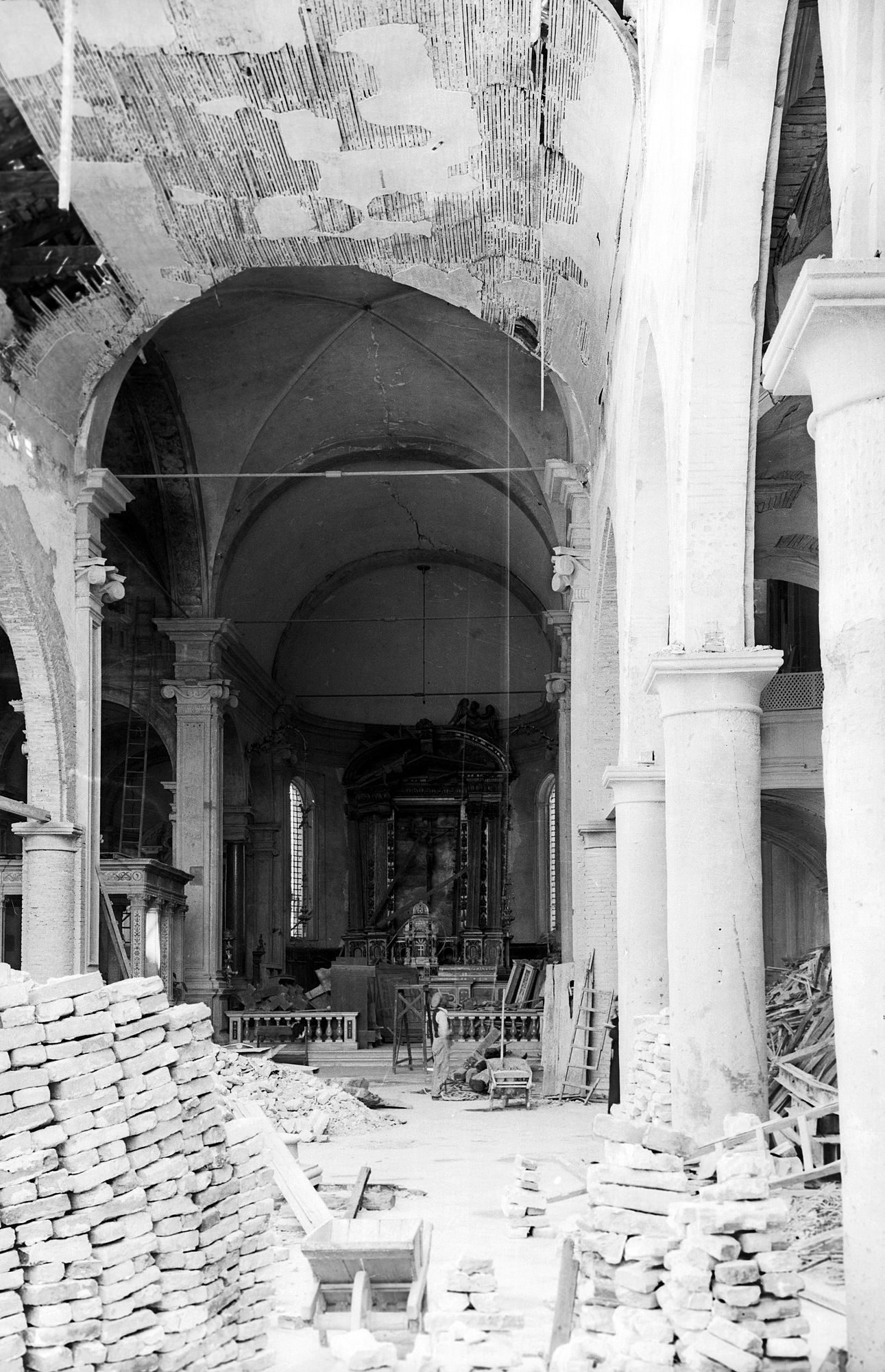 Chiesa Santa Maria Maggiore. Le navate centrale e sinistra dopo il bombardamento (negativo) di Gabinetto fotografico (XX)