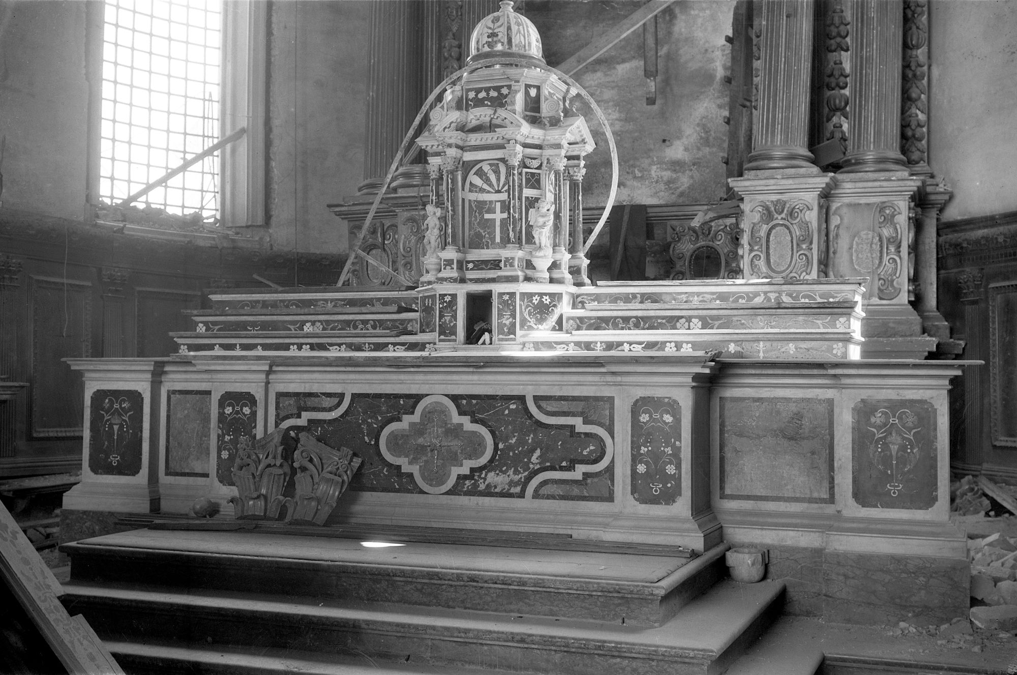 Chiesa Santa Maria Maggiore. L'altare maggiore dopo il bombardamento (negativo) di Gabinetto fotografico (XX)