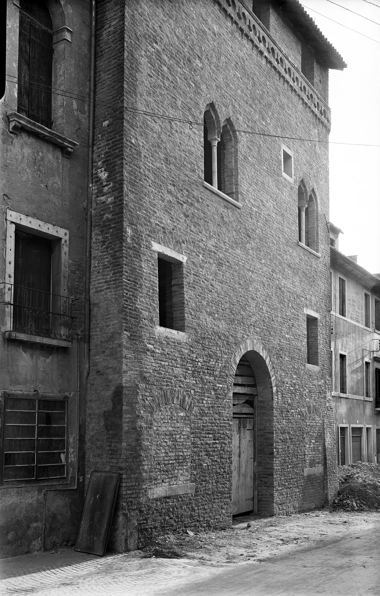 Casa in via Diaz 26-30. Facciata del sec. XVI (negativo) di Gabinetto fotografico (XX)