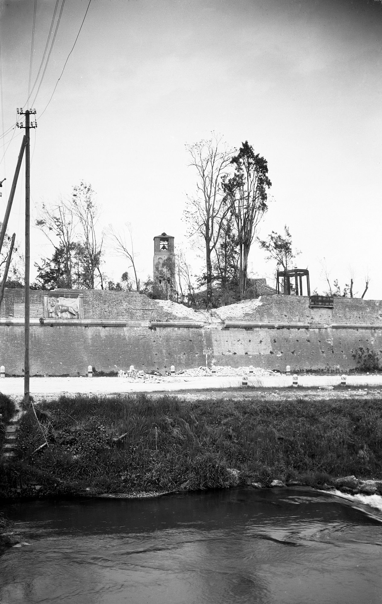 Le mura col leone veneto in viale Iacopo Tasso (negativo) di Gabinetto fotografico (XX)