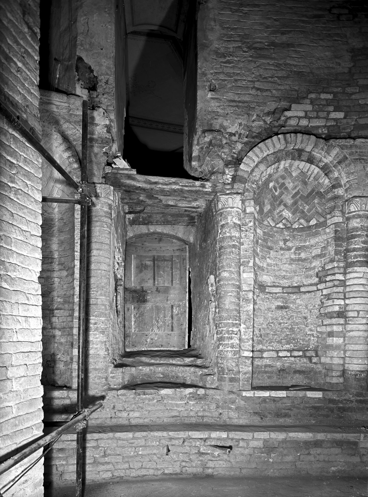 Chiesa Santa Sofia. Interno, particolare dell'abside (negativo) di Gabinetto fotografico (XX)