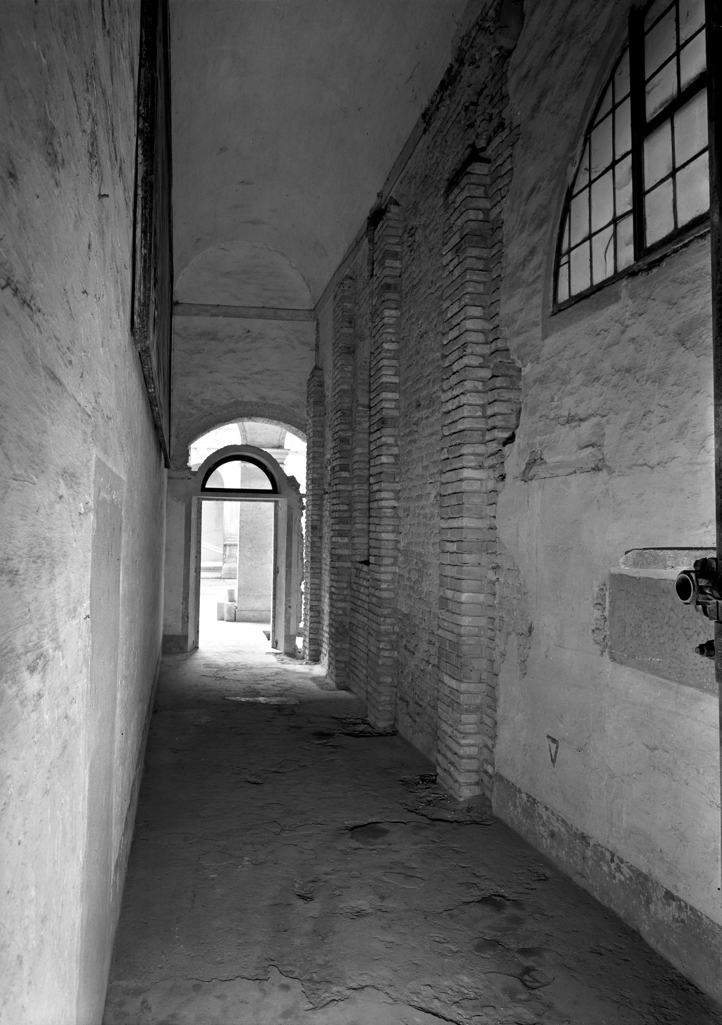 Chiesa Santa Giustina. Cappella San Prosdocimo.Il fianco a mezzogiorno visto dal corridoio (negativo) di Gabinetto fotografico (XX)