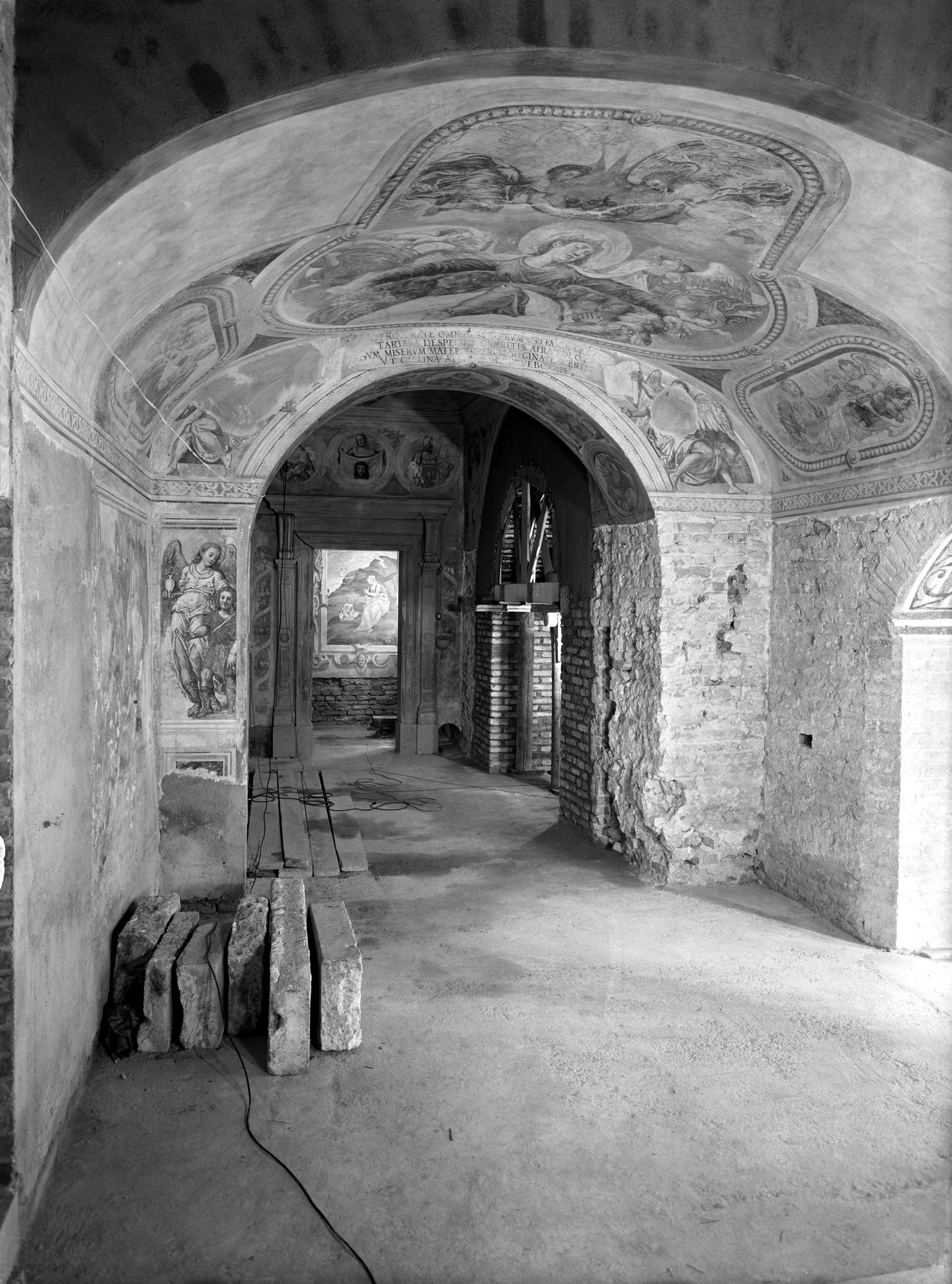 Chiesa Santa Giustina. Cappella San Prosdocimo. Interno del corridoio adiacente durante i lavori (negativo) di Gabinetto fotografico (XX)
