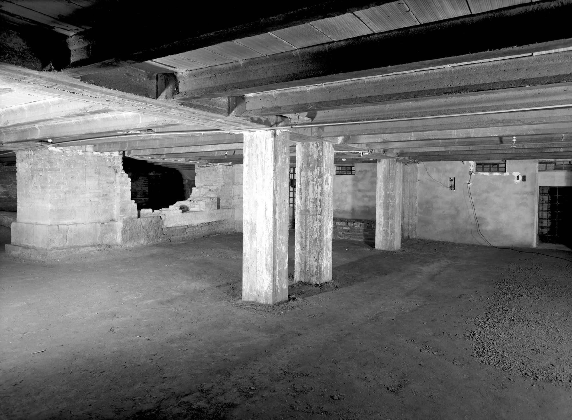 Chiesa Santa Sofia. Particolare dei resti della Cripta destra dopo i restauri (negativo) di Gabinetto fotografico (XX)