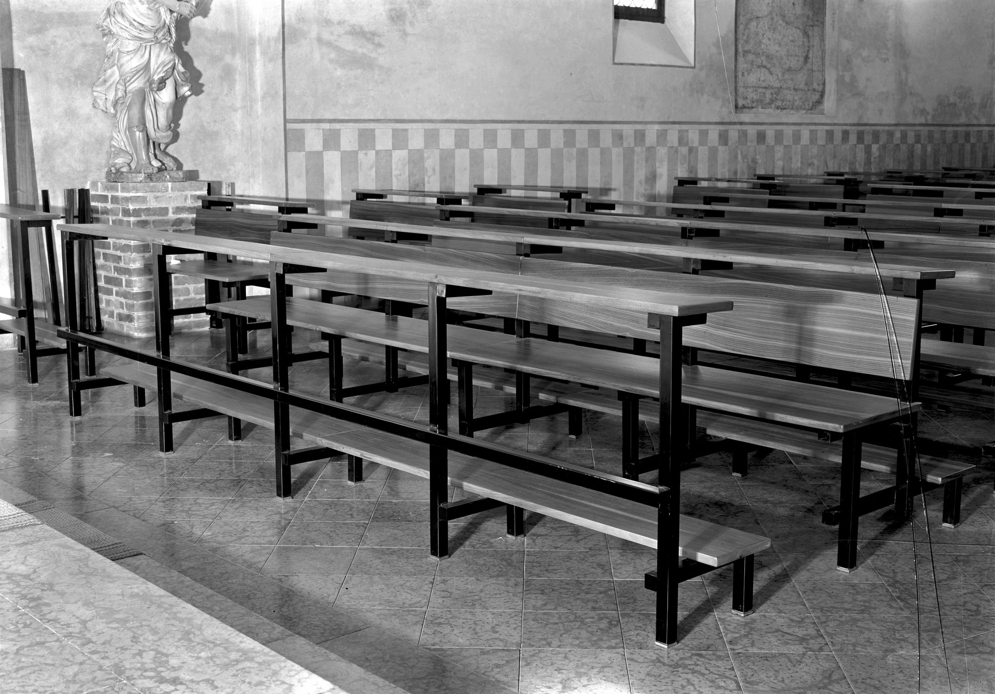 Chiesa San Marco. Interno. Particolare dei nuovi banchi (negativo) di Gabinetto fotografico (XX)