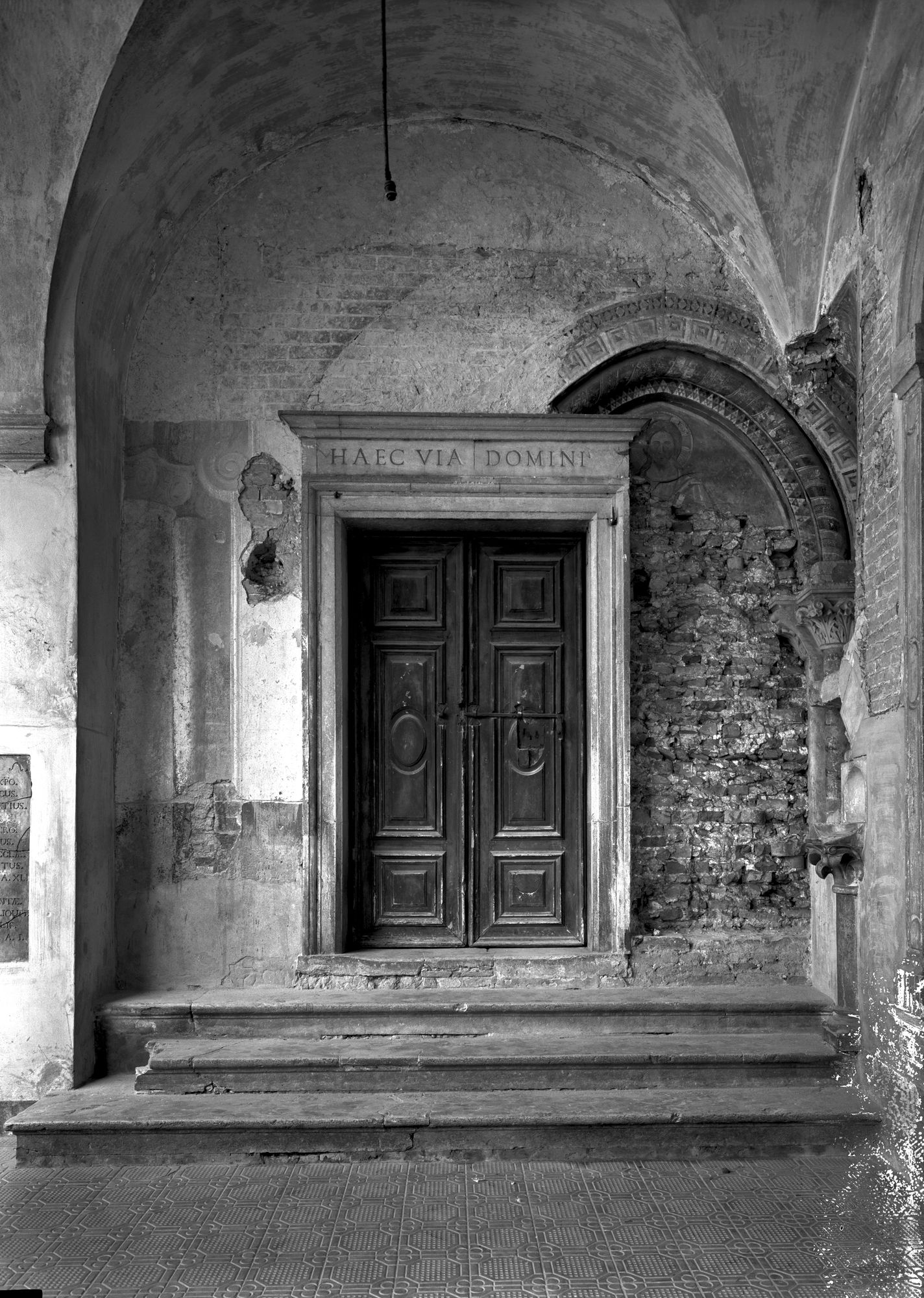 Chiesa San Nicolò. Porta di comunicazione tra chiostro e chiesa (negativo) di Gabinetto fotografico (XX)