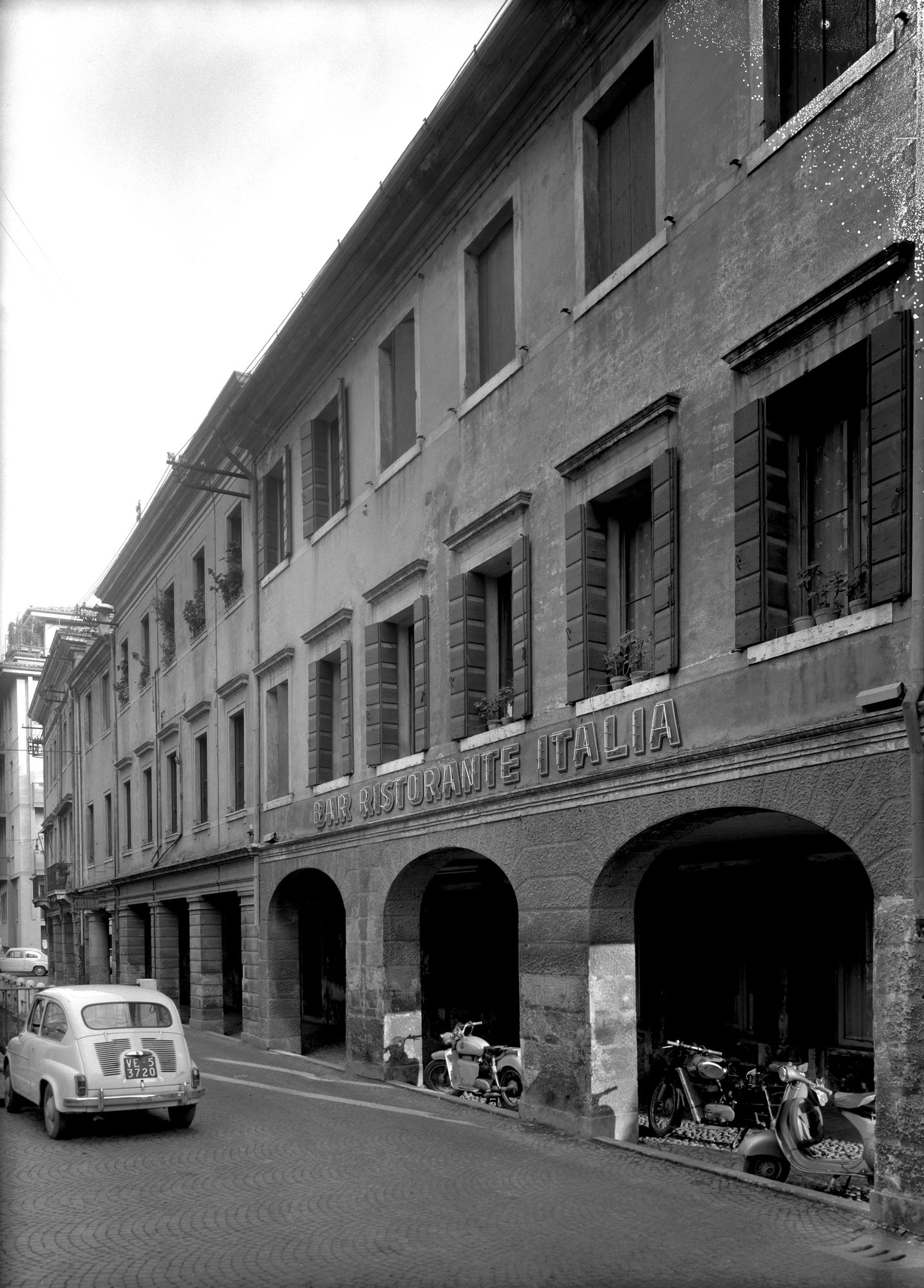Corso del Popolo, difronte albergo Bagliori (negativo) di Gabinetto fotografico (XX)