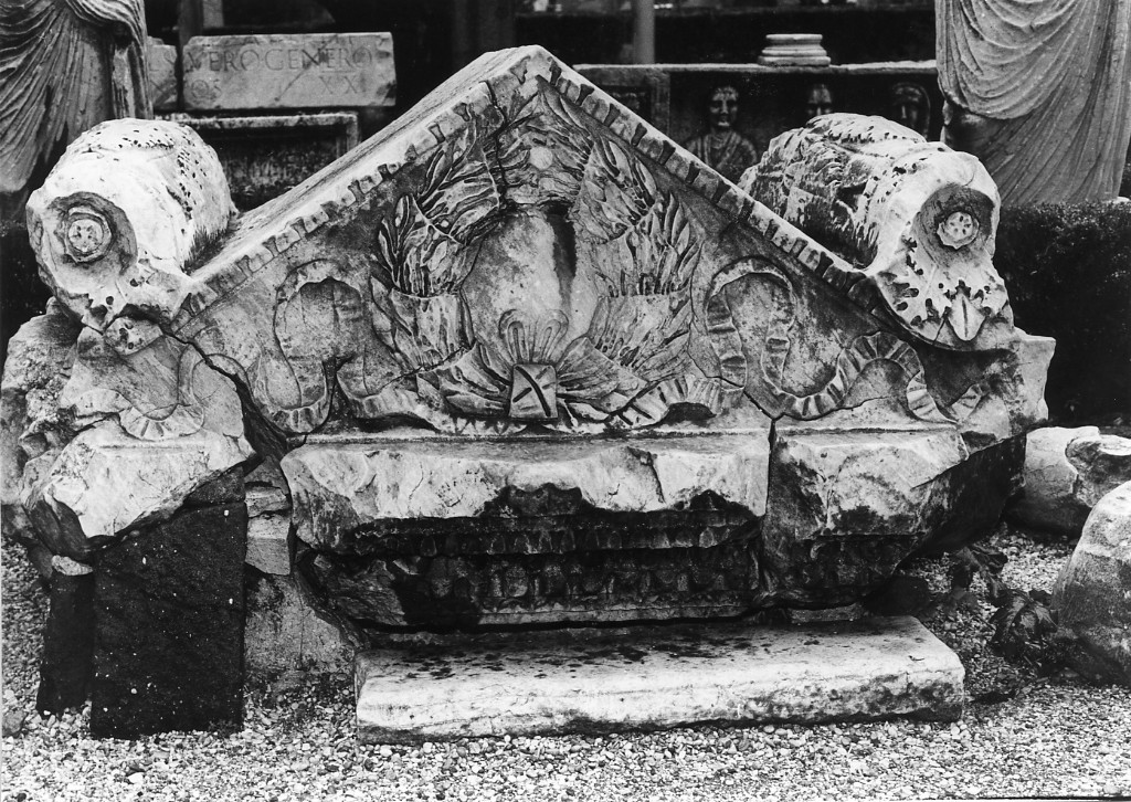 coperchio di ara funeraria (sec. II d.C)