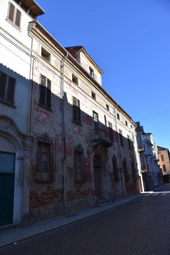 Palazzo Ara (palazzo, nobiliare) - Trino (VC)  (XIX; XVIII)