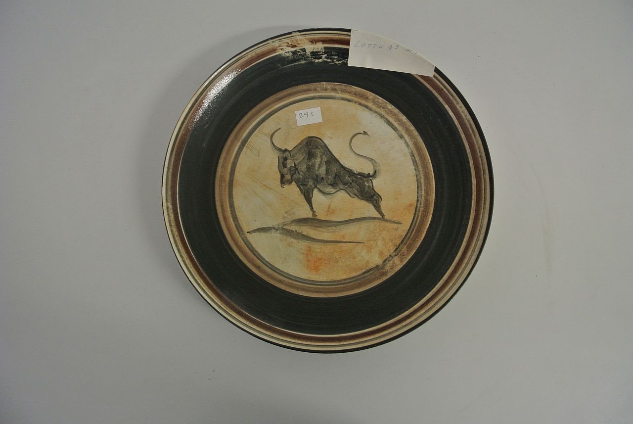 Toro (piatto circolare, opera isolata) - ambito italiano (seconda metà sec. XX)