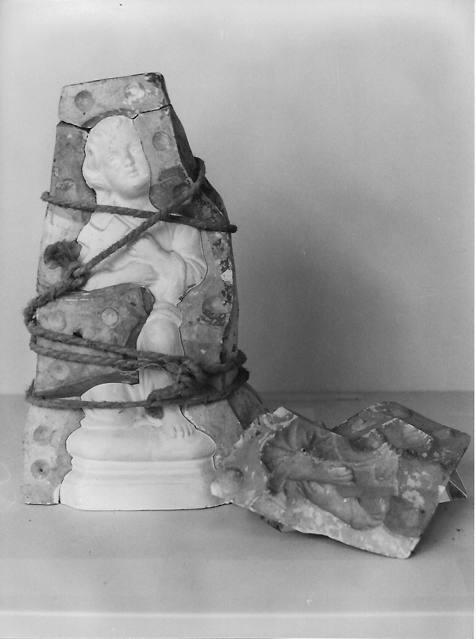 bambino inginocchiato in preghiera (calco, opera isolata) - produzione coreglina (sec. XX)