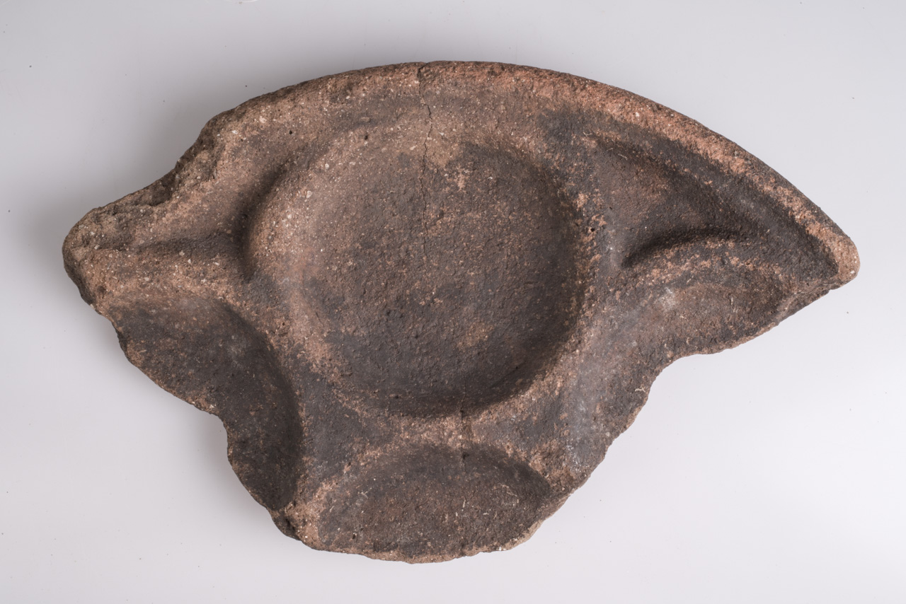 vassoio a cuppelle/ frammento - ambito protostorico veneto (Età del ferro)
