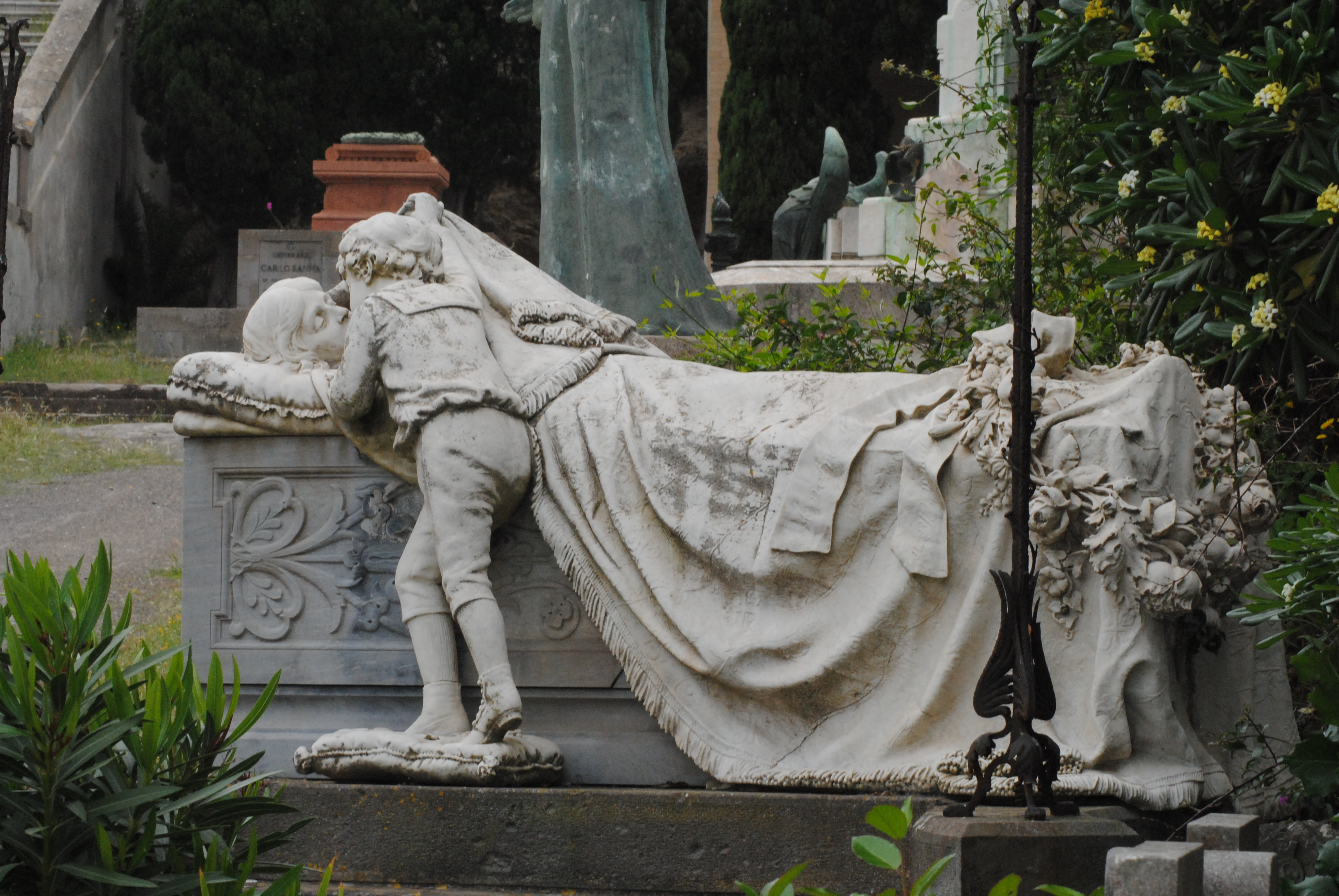 Monumento funerario a Francesca Crobu Warzee, figura femminile distesa con bimbo (monumento funebre, opera isolata) di Sartorio Giuseppe (XIX)