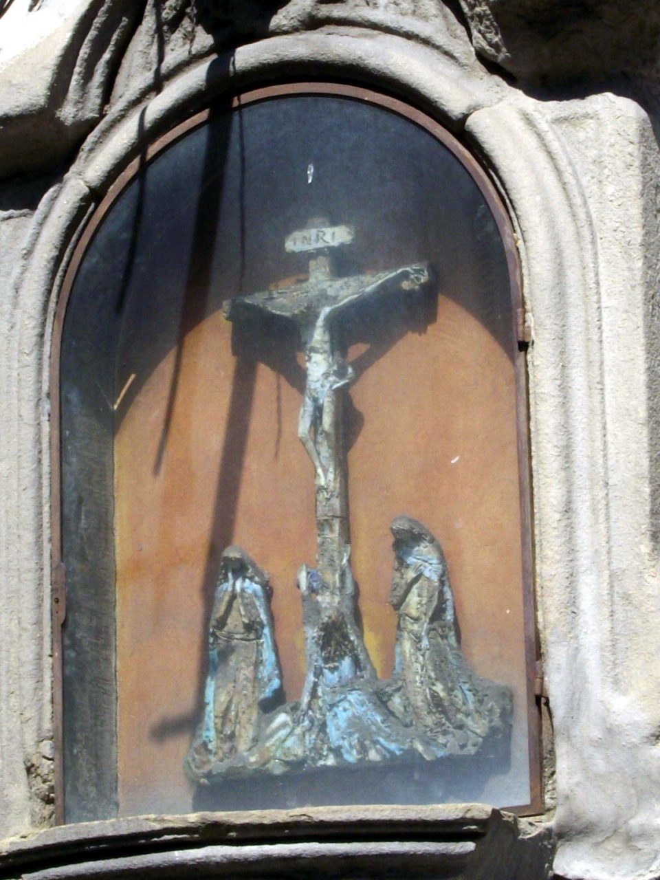 crocifissione di Cristo con la Madonna, San Giovanni Evangelista e Santa Maria Maddalena (scultura) di Lucerni Ugo (metà sec. XX)