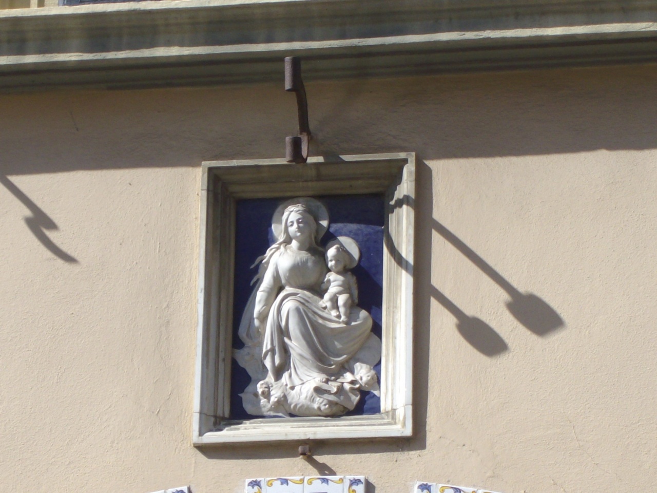 Madonna del Rosario (targa devozionale) di Manifattura Ginori di Doccia (fine sec. XIX)