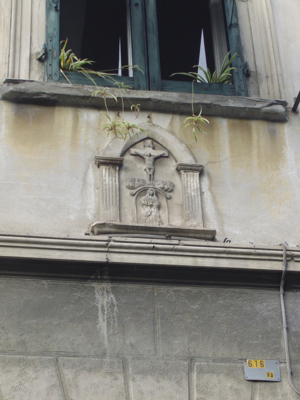 Cristo crocifisso/ Santa (targa devozionale) - manifattura fiorentina (inizio sec. XX)