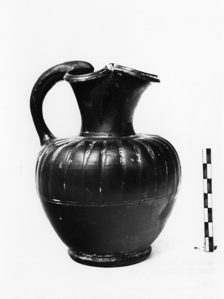 oinochoe a bocca trilobata - produzione italiota (fine/ metà secc. V-IV a.C)