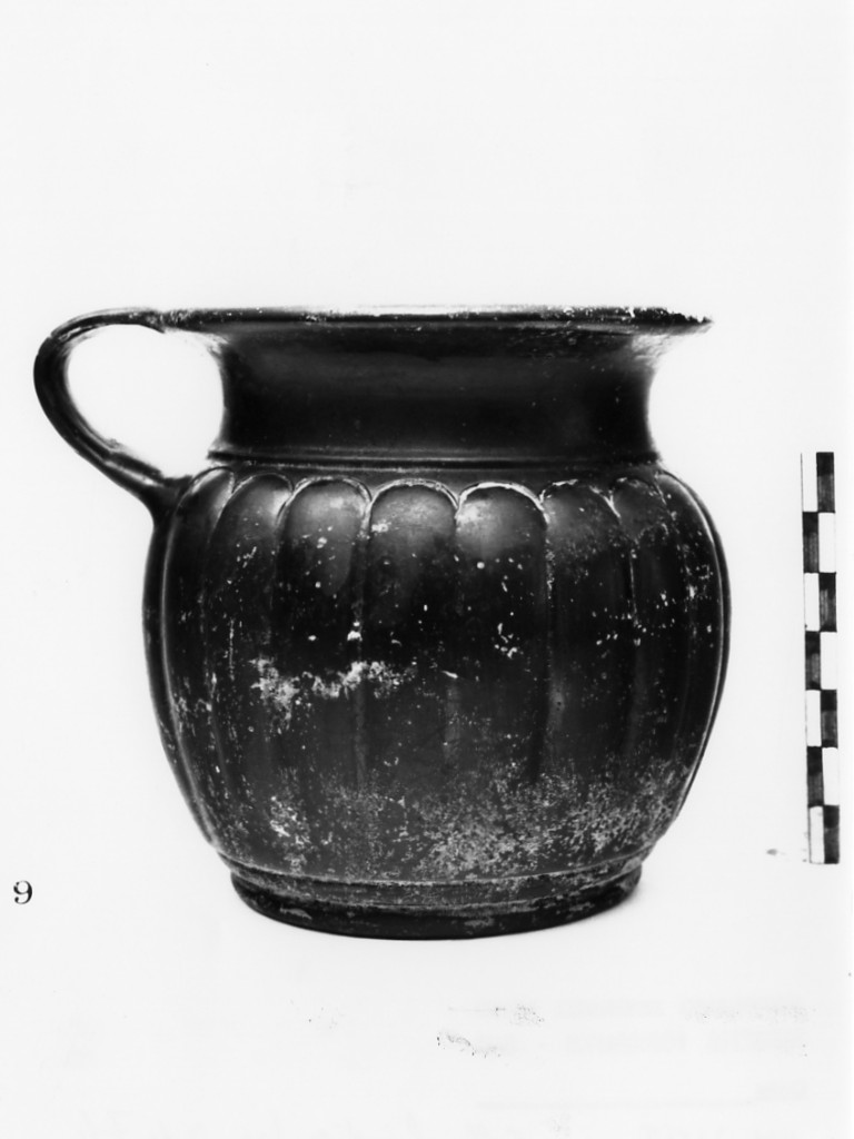 oinochoe a bocca rotonda - produzione italiota (prima metà sec. IV a.C)