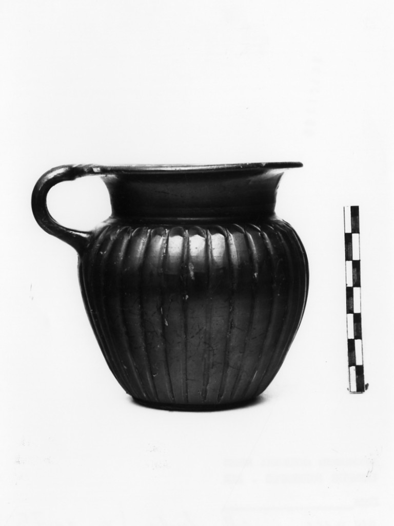 oinochoe a bocca rotonda - produzione italiota (prima metà sec. IV a.C)