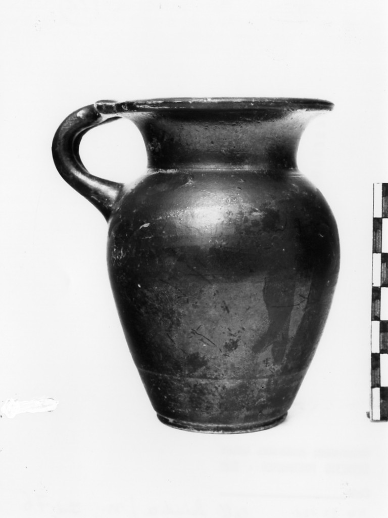 oinochoe a bocca rotonda - produzione apula (sec. IV a.C)