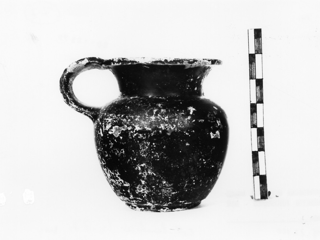 oinochoe a bocca rotonda - produzione apula (prima metà sec. IV a.C)