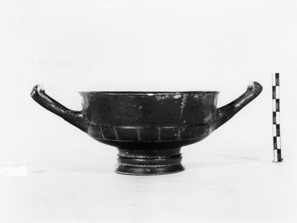 kylix - produzione apula (sec. IV a.C)