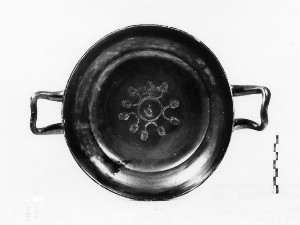 kylix - produzione apula (sec. IV a.C)