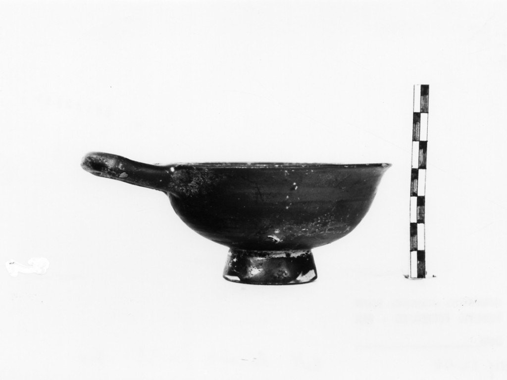 coppetta - produzione apula (seconda metà sec. IV a.C)