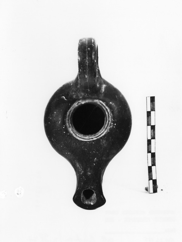 lucerna - produzione apula (seconda metà sec. IV a.C)