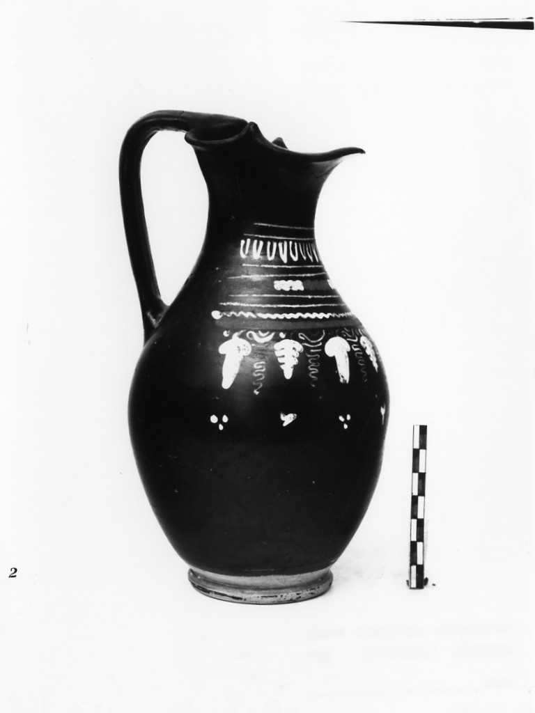 oinochoe a bocca trilobata - produzione apula (seconda metà sec. IV a.C)