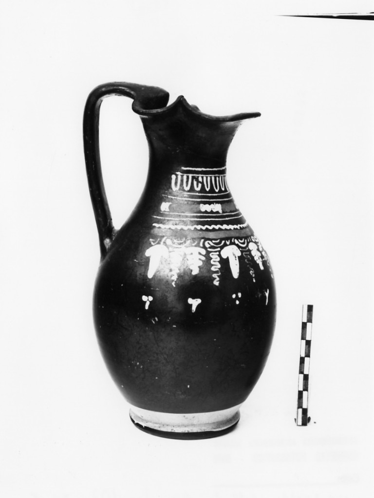 oinochoe a bocca trilobata - produzione apula (seconda metà sec. IV a.C)