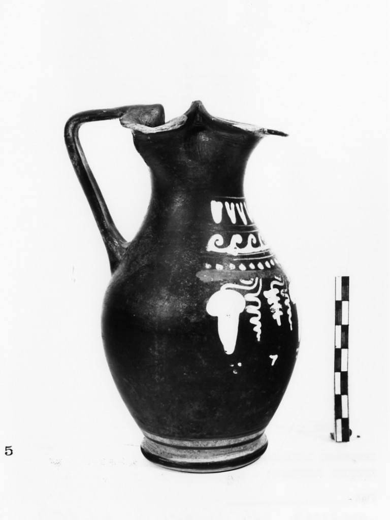 oinochoe a bocca trilobata - produzione apula (seconda metà sec. IV a.C)