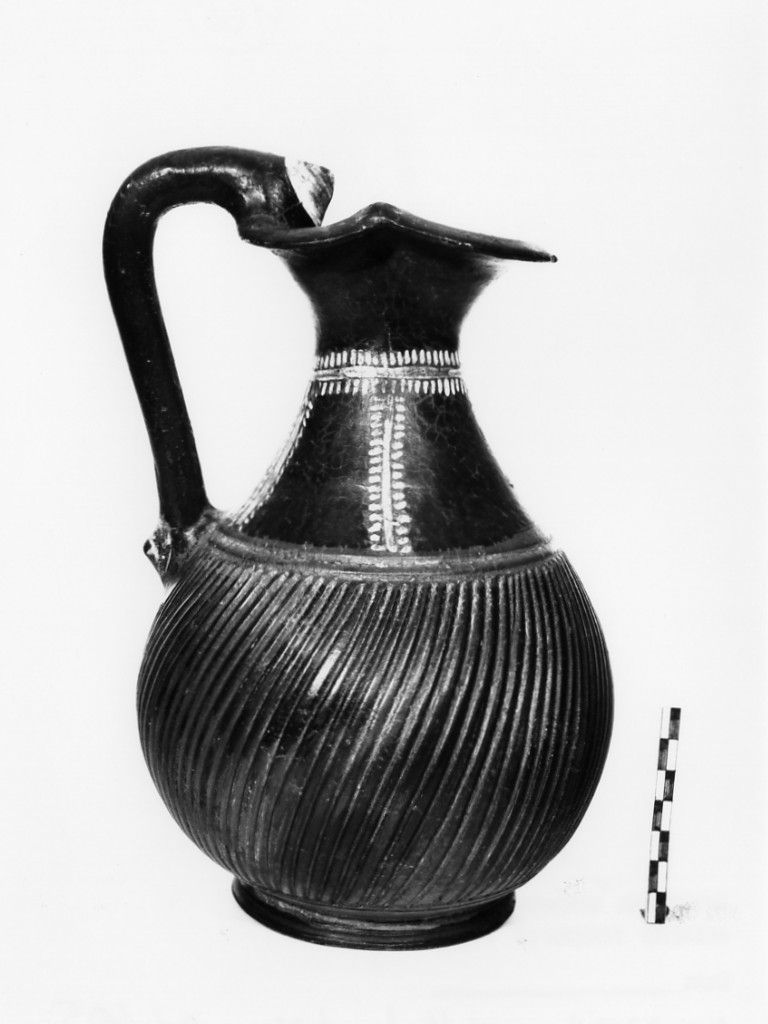 oinochoe a bocca trilobata - produzione apula (sec. III a.C)