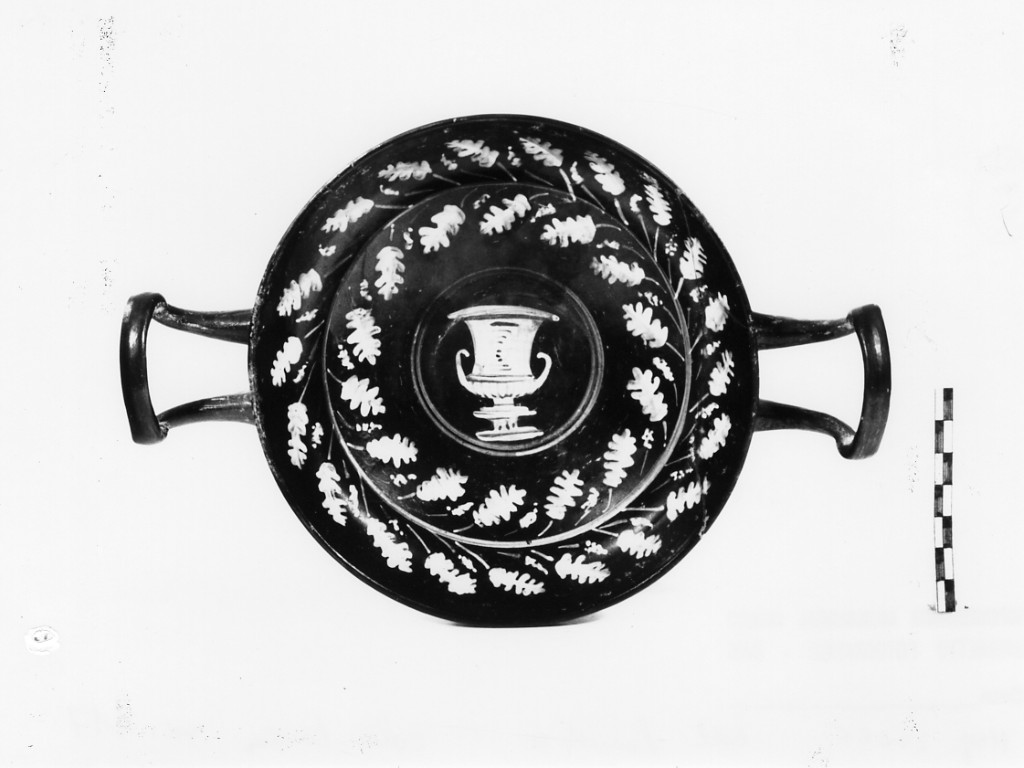 kylix - produzione apula (seconda metà sec. IV a.C)