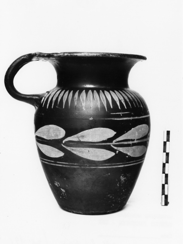 oinochoe a bocca rotonda - produzione apula (sec. IV a.C)