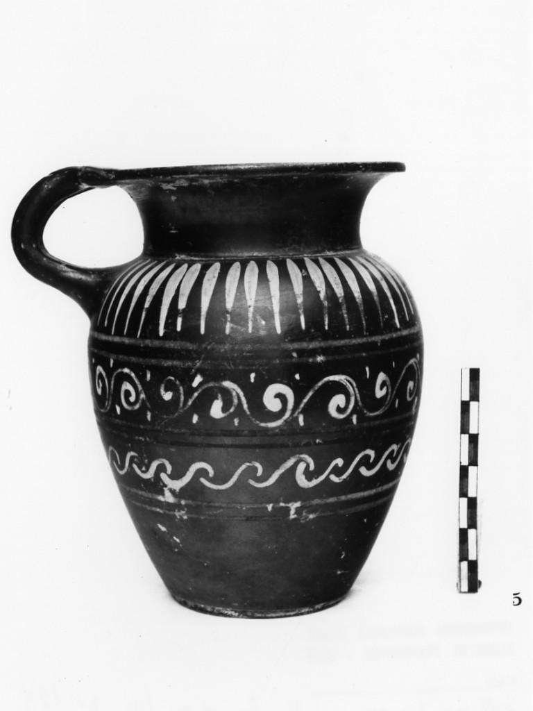 oinochoe a bocca rotonda - produzione apula (sec. IV a.C)