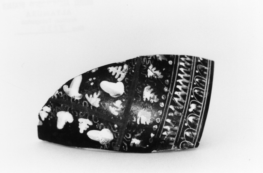 skyphos/ frammento - produzione tarantina (sec. IV a.C)