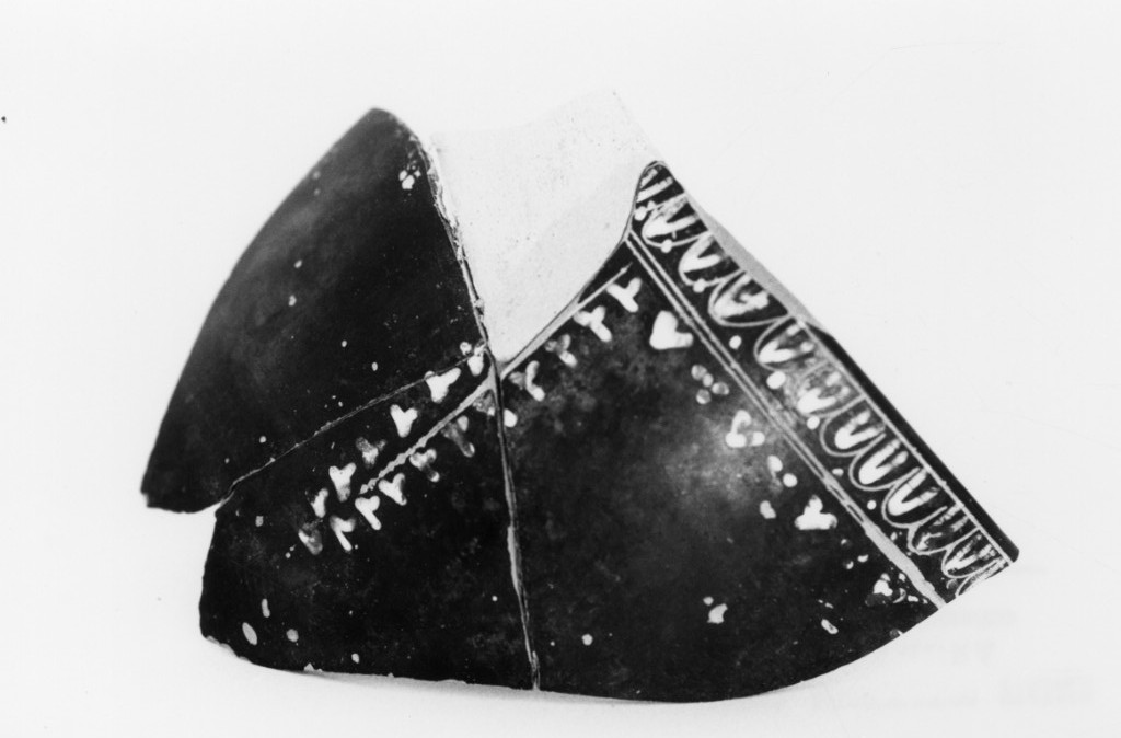 skyphos/ frammento - produzione tarantina (sec. IV a.C)